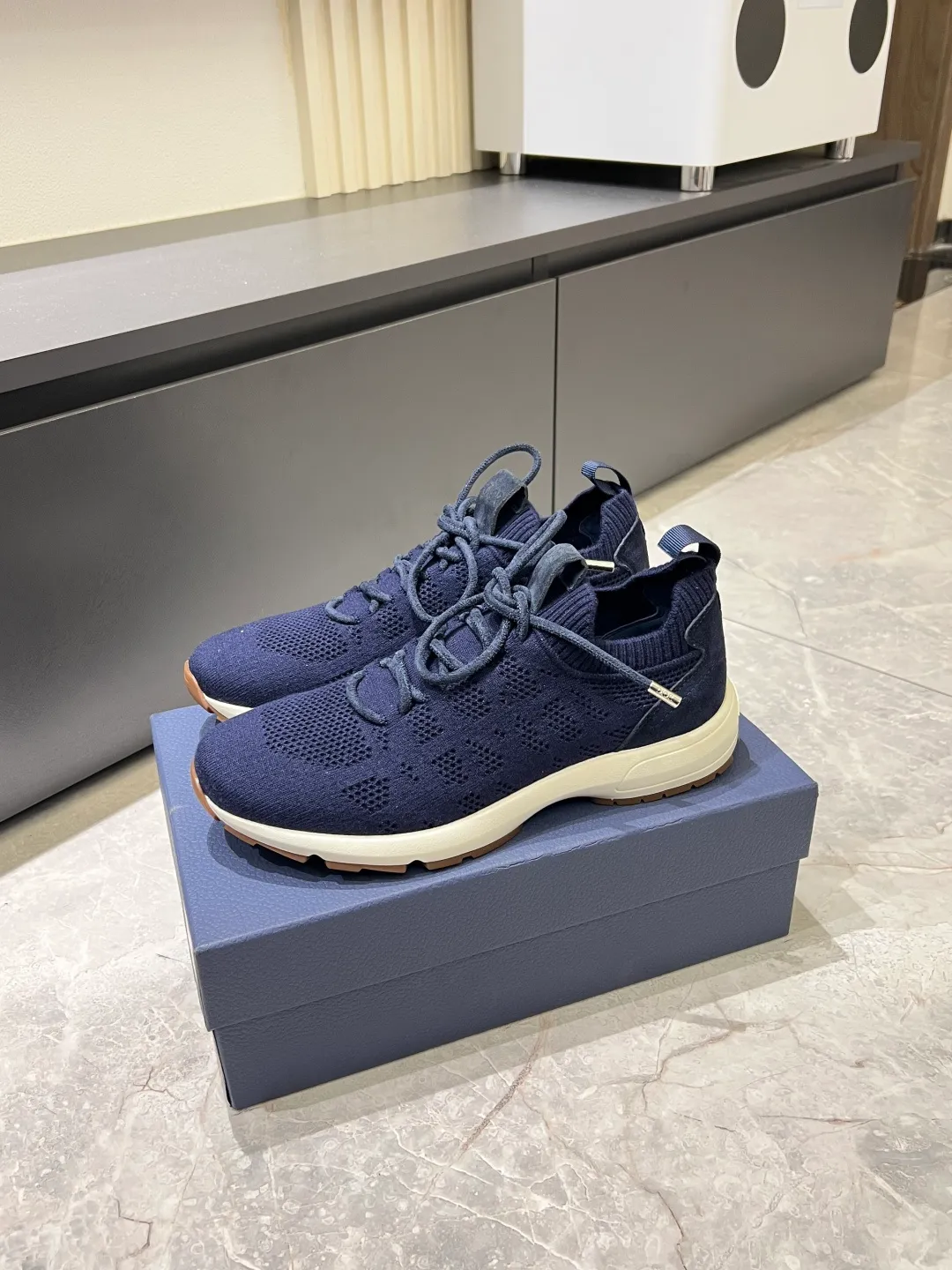 p380 Dior B80 sneakers are a new product of Dior men's series, focusing on comfort and fashion. The upper is made of breathable mesh + fabric splicing, which is lightweight and fits the shape of the foot, making it super comfortable for daily wear. The sole is made of rubber, which has great grip and wear resistance, and is suitable for commuting or light sports. The overall style is simple, the gray tone is versatile, and the shoelaces are adjustable for a more stable fit. Designed by Kim Jones, it is both practical and trendy. It is one of the new hot items in early spring①. size: 38-45 (45 customized)